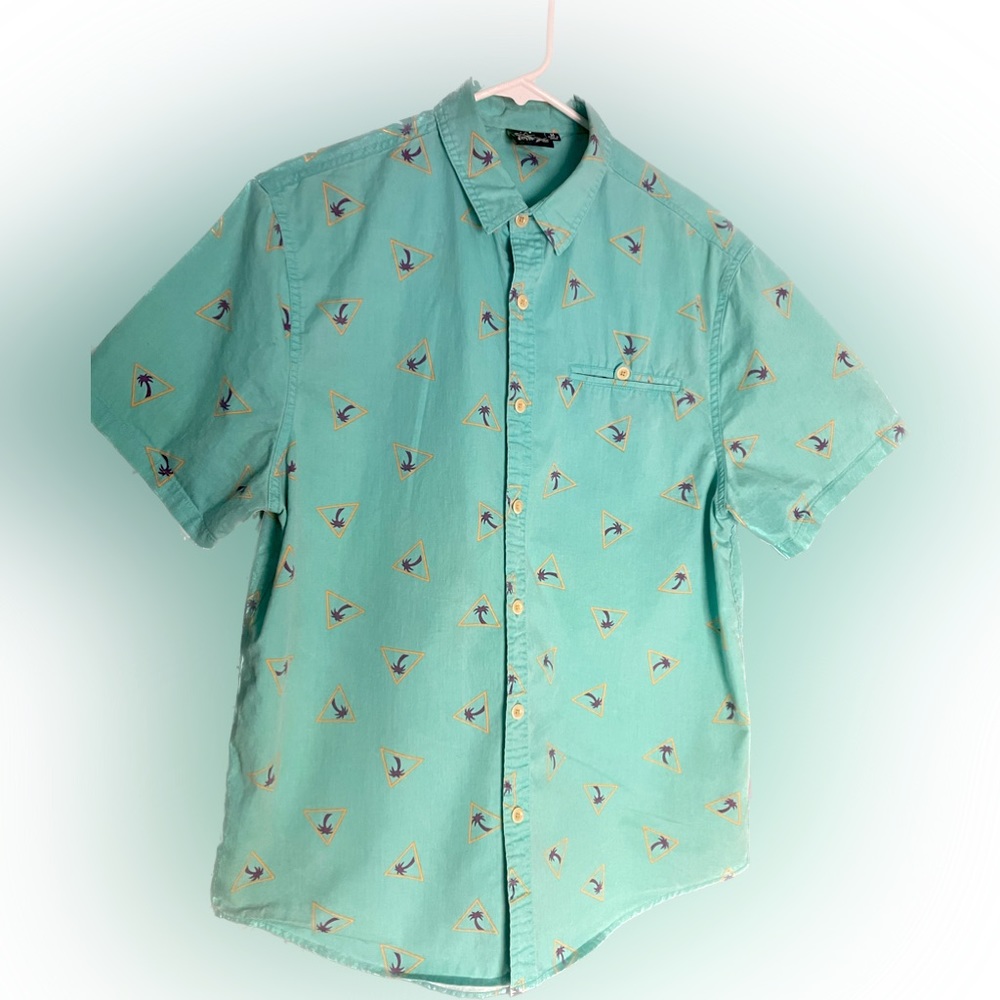 Authentic Cali Gear, Surf, Button up shortsleeved, pocketed shirt.